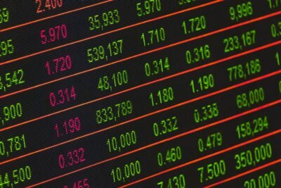 Средние зарплаты на Кипре в 2026 году: полный обзор по секторам